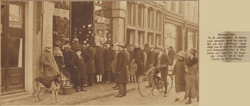 871636 Afbeelding van een rij wachtende klanten voor het Magazijn Utrecht (Oudegracht bij de Gaardbrug), ter ...